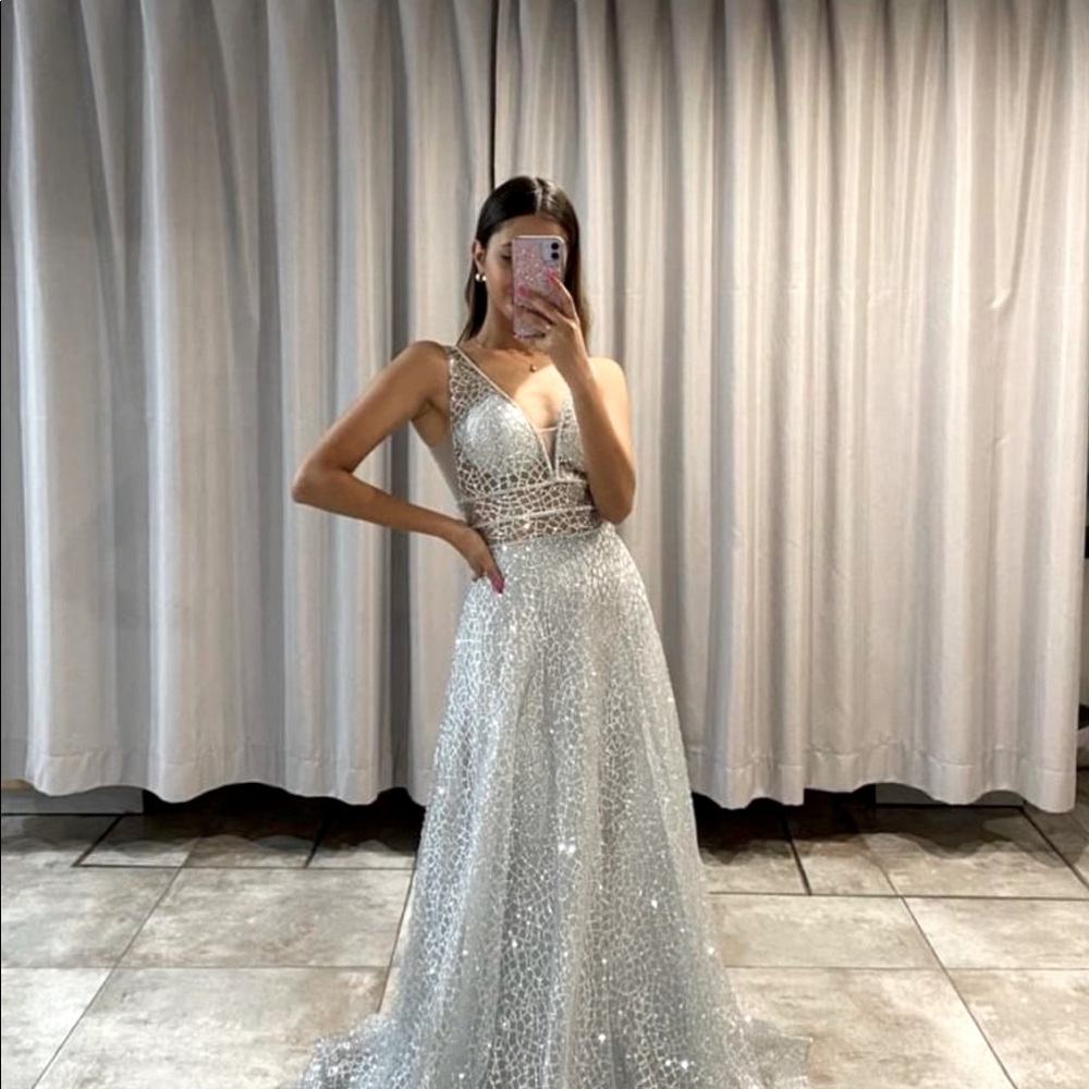 ~Beautiful Sparkling Dress~Perfect for prom or any other event